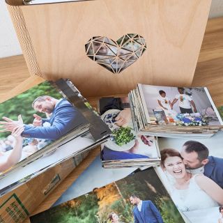 Naše svatební fotky už osm let čekají... ...až jim dám konečně jejich místo 📷 A víte co? Pořád leží v krabici 🤷‍♀️ Ano, i...