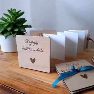 Konečně je to tady 😍 U příležitosti dnešního dne babiček a dědečků vám představuji naši novinku 😍 Dřevěná mini leporela na...